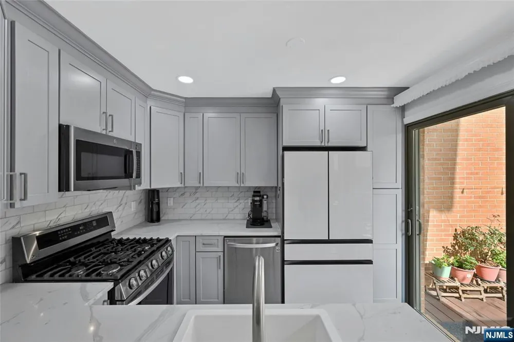 5 Yorkview Drive Edgewater, NJ 07020