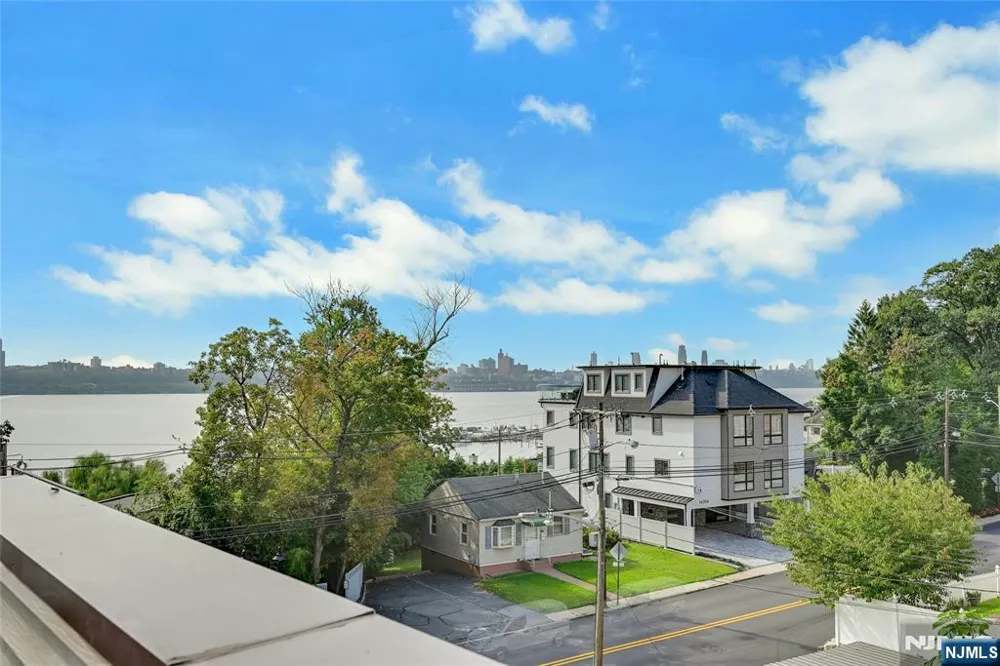 5 Yorkview Drive Edgewater, NJ 07020