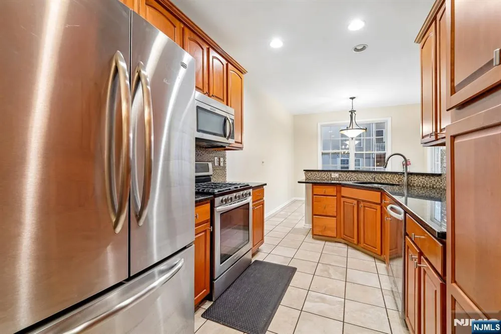 195 Levinberg Lane Wayne, NJ 07470