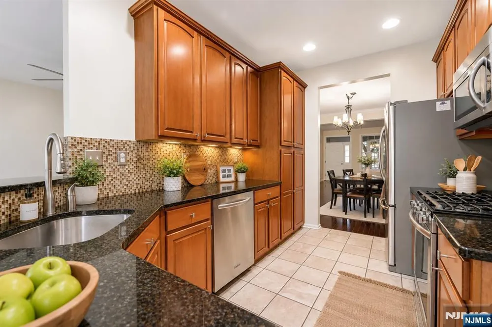 195 Levinberg Lane Wayne, NJ 07470