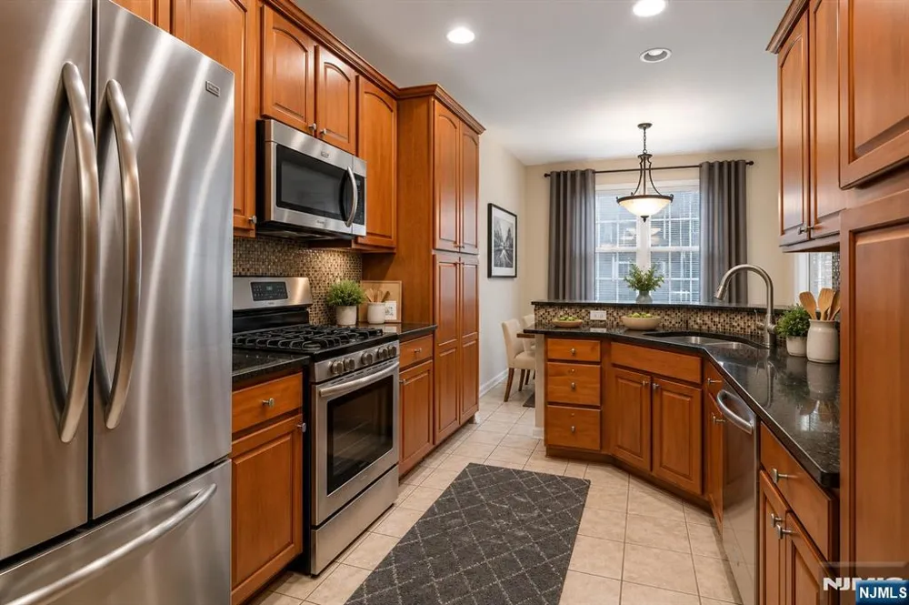 195 Levinberg Lane Wayne, NJ 07470