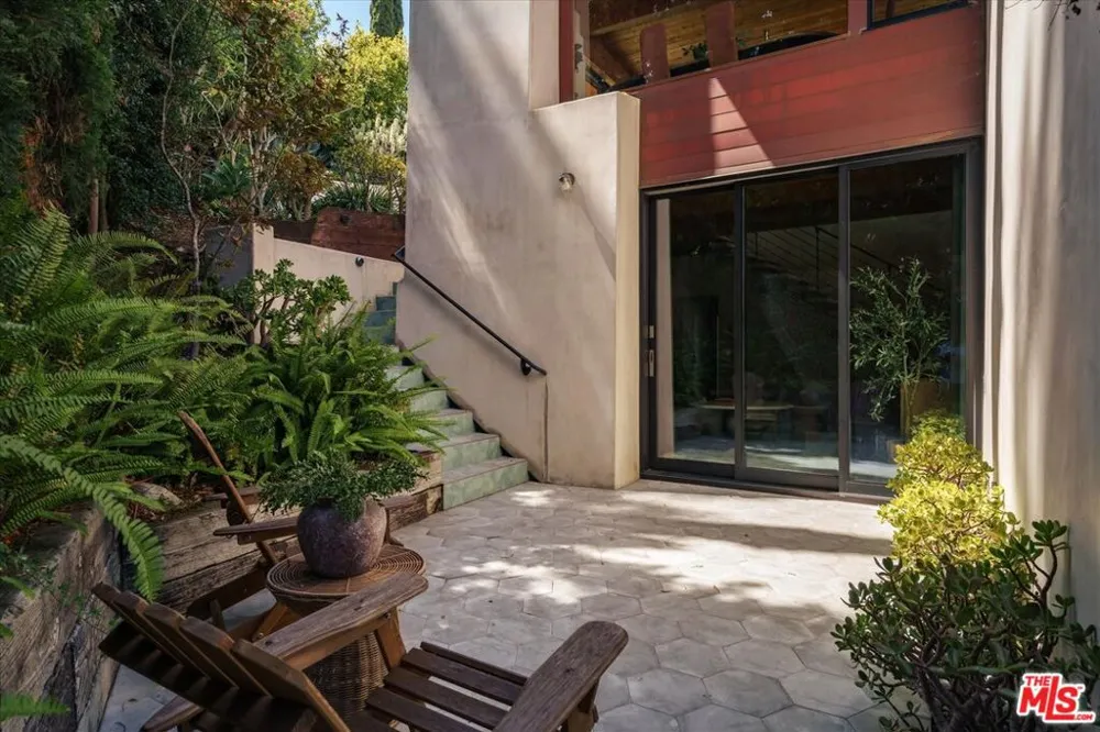 2165 Ponet Drive Los Angeles, CA 90068