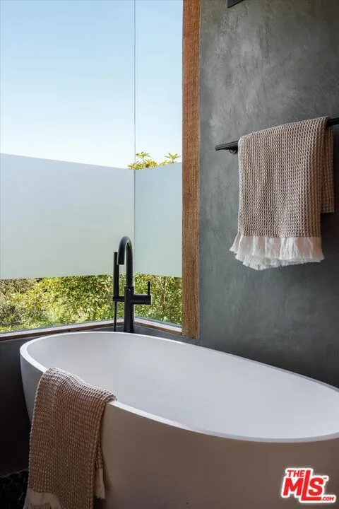 2165 Ponet Drive Los Angeles, CA 90068