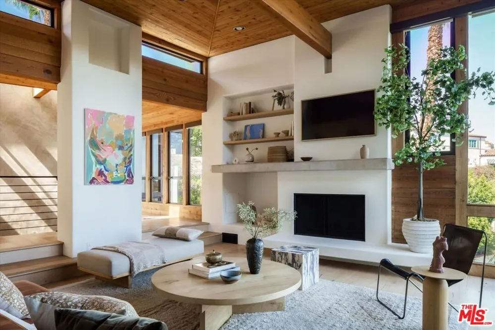 2165 Ponet Drive Los Angeles, CA 90068