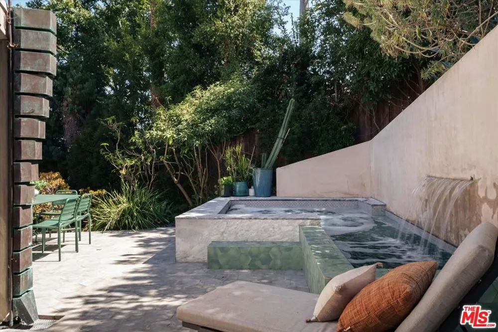 2165 Ponet Drive Los Angeles, CA 90068