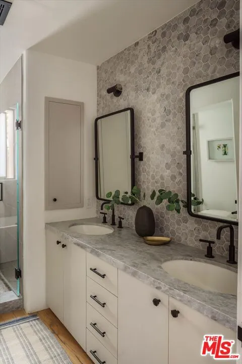 2165 Ponet Drive Los Angeles, CA 90068