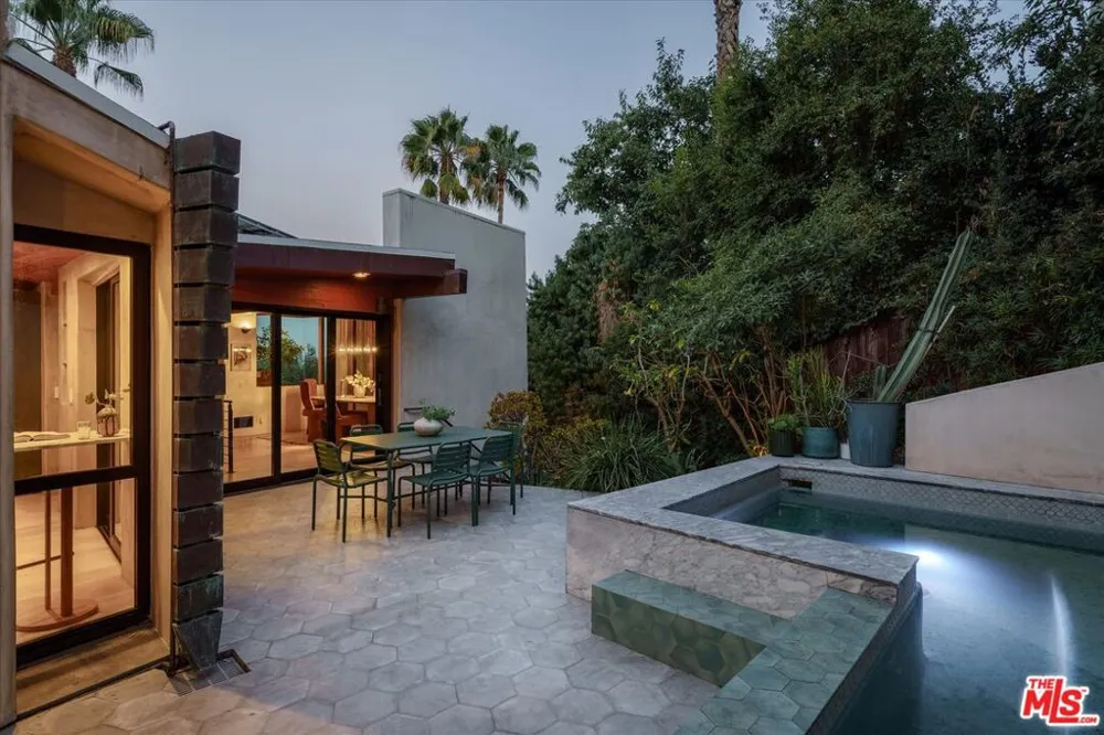2165 Ponet Drive Los Angeles, CA 90068