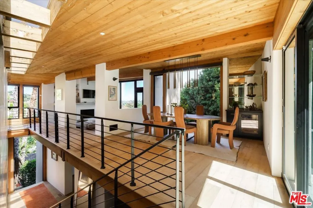 2165 Ponet Drive Los Angeles, CA 90068