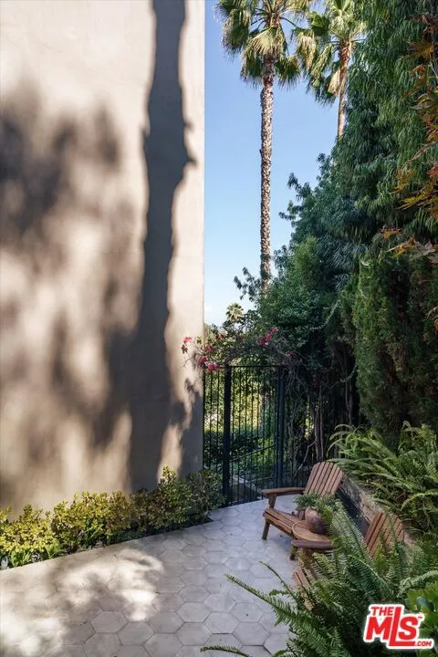 2165 Ponet Drive Los Angeles, CA 90068