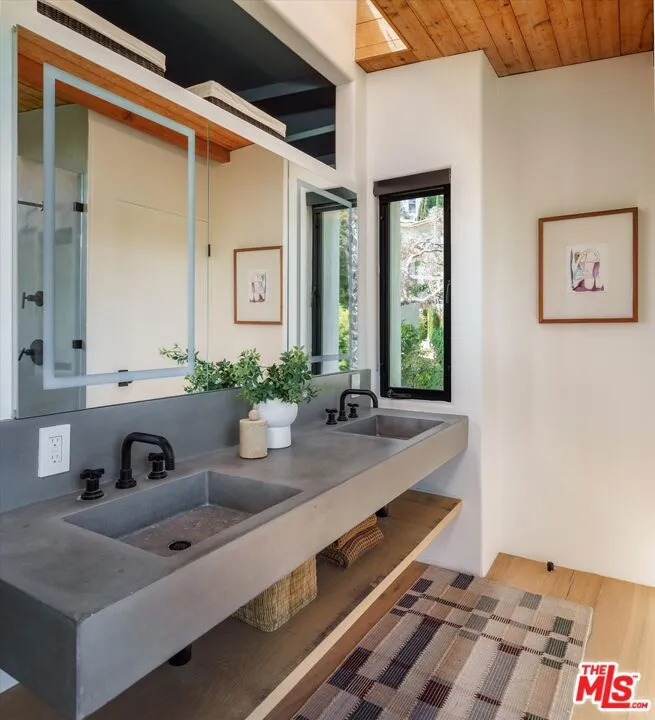 2165 Ponet Drive Los Angeles, CA 90068