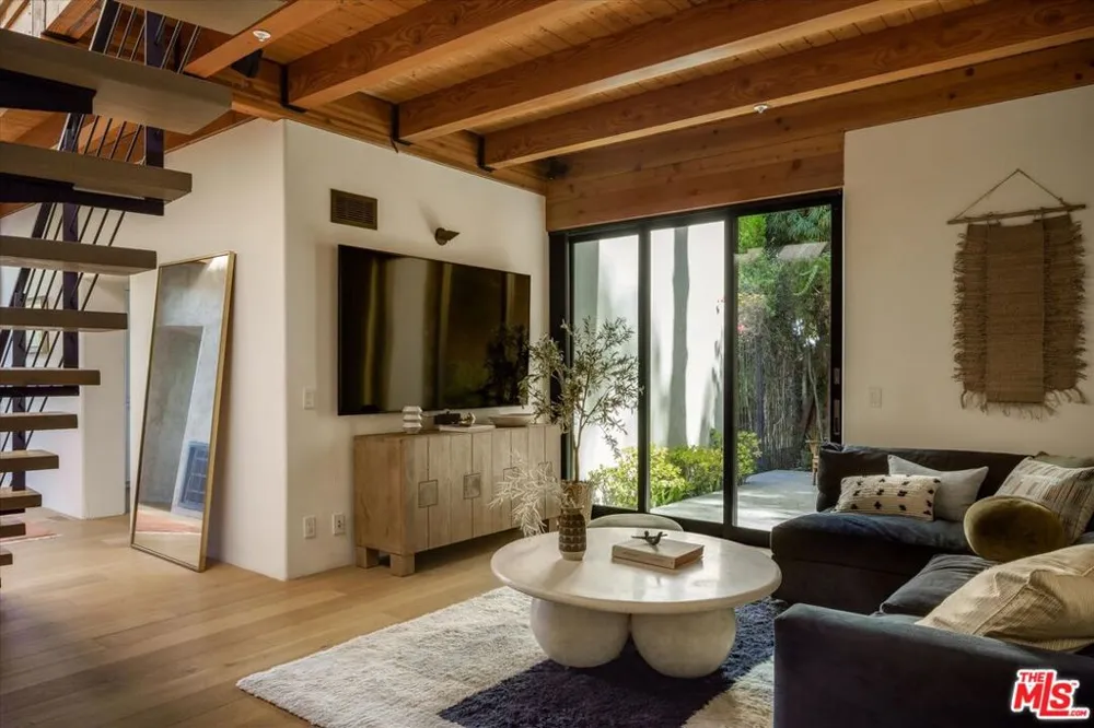 2165 Ponet Drive Los Angeles, CA 90068