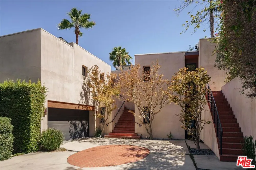 2165 Ponet Drive Los Angeles, CA 90068
