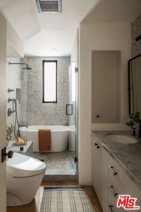 2165 Ponet Drive Los Angeles, CA 90068