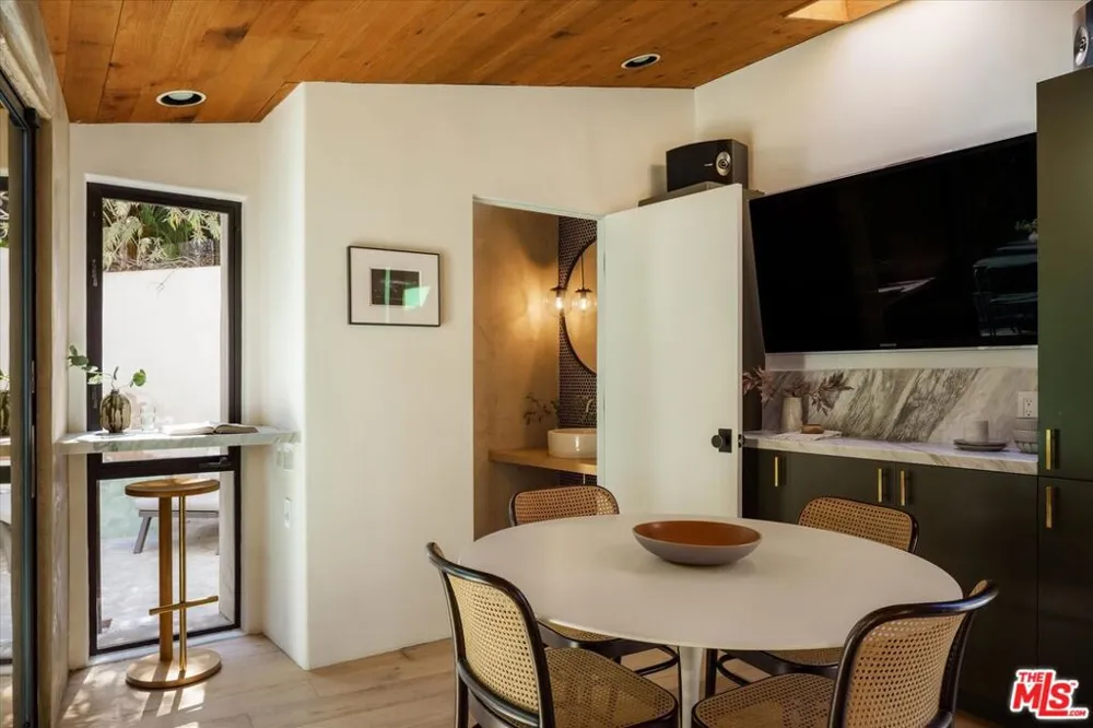 2165 Ponet Drive Los Angeles, CA 90068