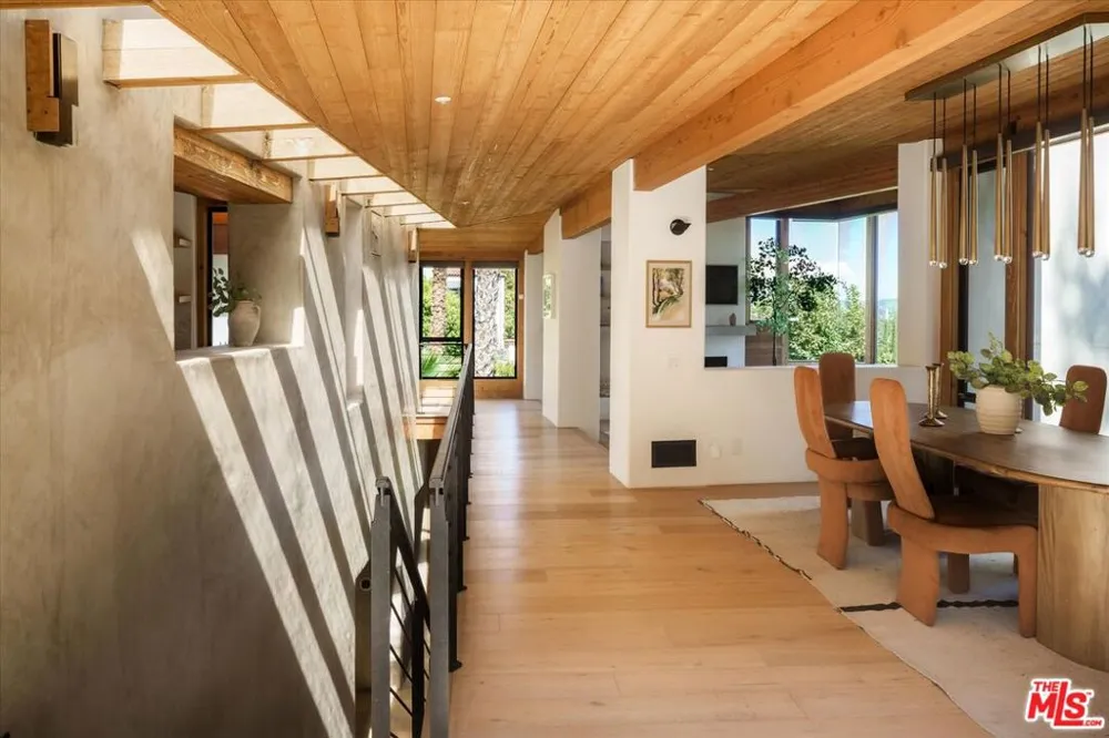 2165 Ponet Drive Los Angeles, CA 90068
