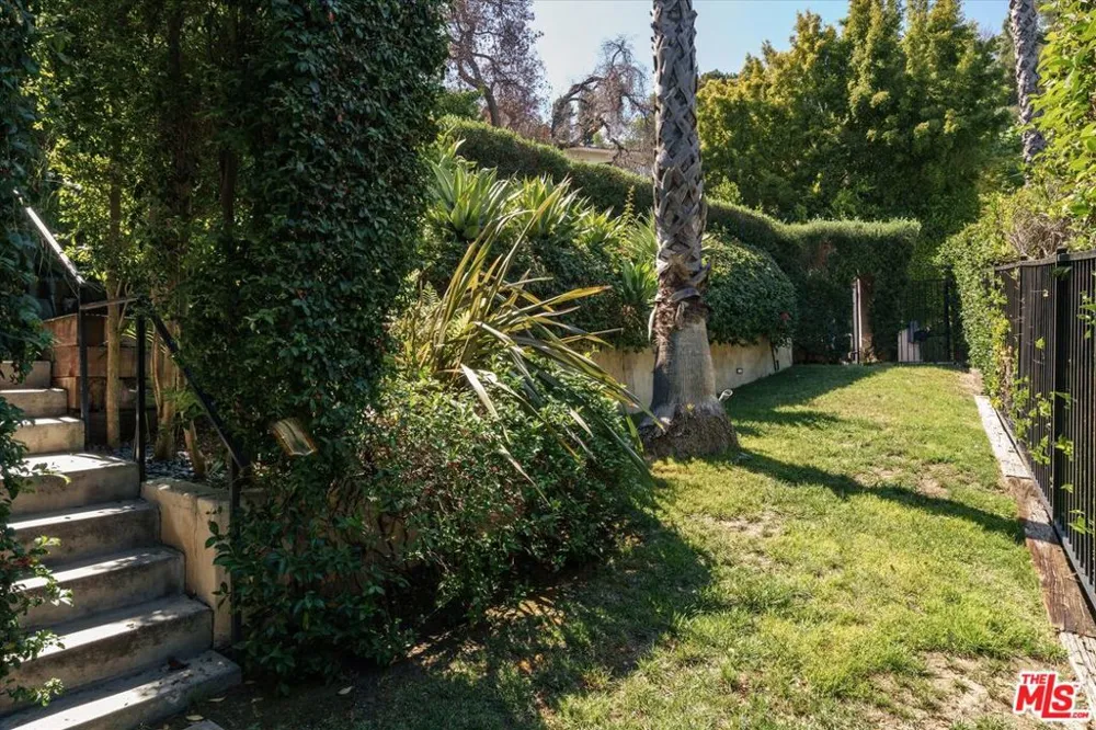 2165 Ponet Drive Los Angeles, CA 90068