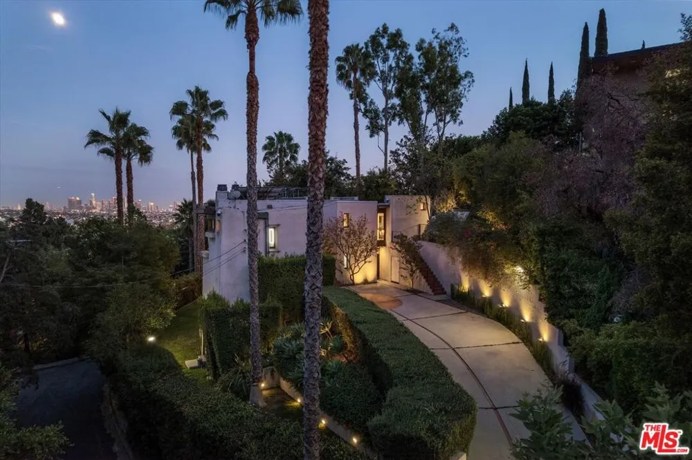 2165 Ponet Drive Los Angeles, CA 90068