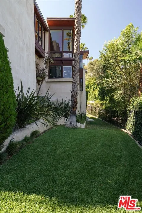 2165 Ponet Drive Los Angeles, CA 90068