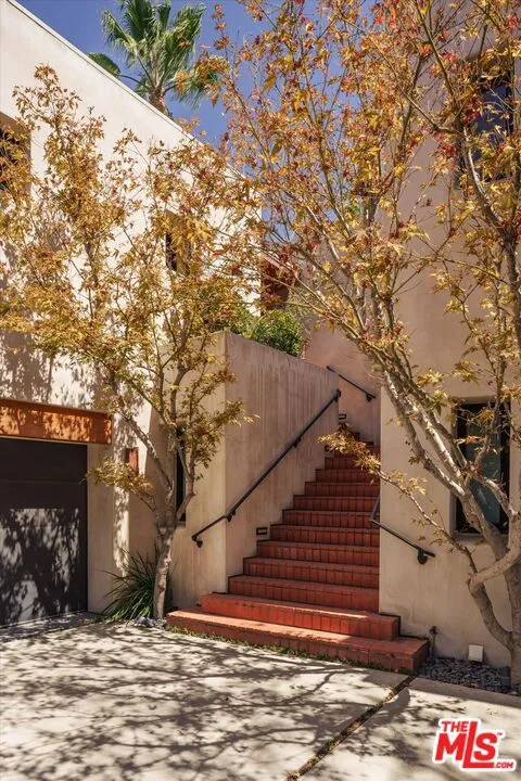 2165 Ponet Drive Los Angeles, CA 90068