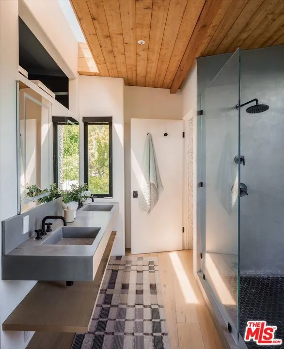2165 Ponet Drive Los Angeles, CA 90068