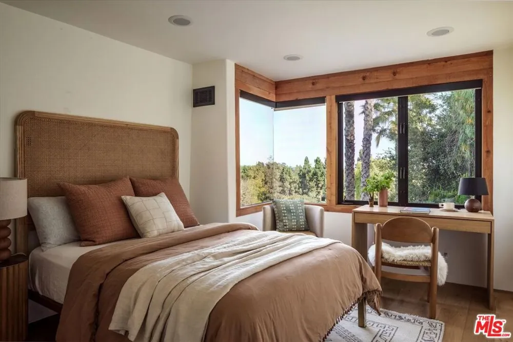 2165 Ponet Drive Los Angeles, CA 90068