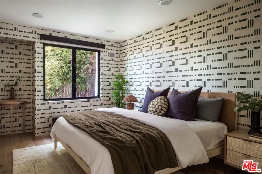 2165 Ponet Drive Los Angeles, CA 90068