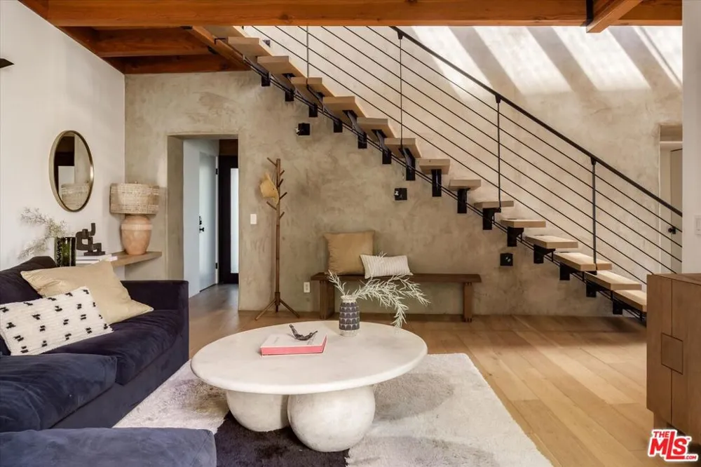 2165 Ponet Drive Los Angeles, CA 90068