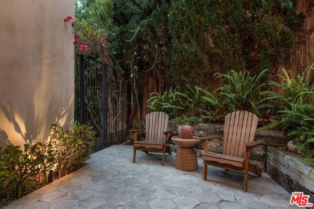2165 Ponet Drive Los Angeles, CA 90068