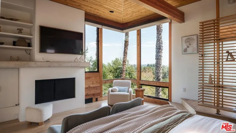 2165 Ponet Drive Los Angeles, CA 90068