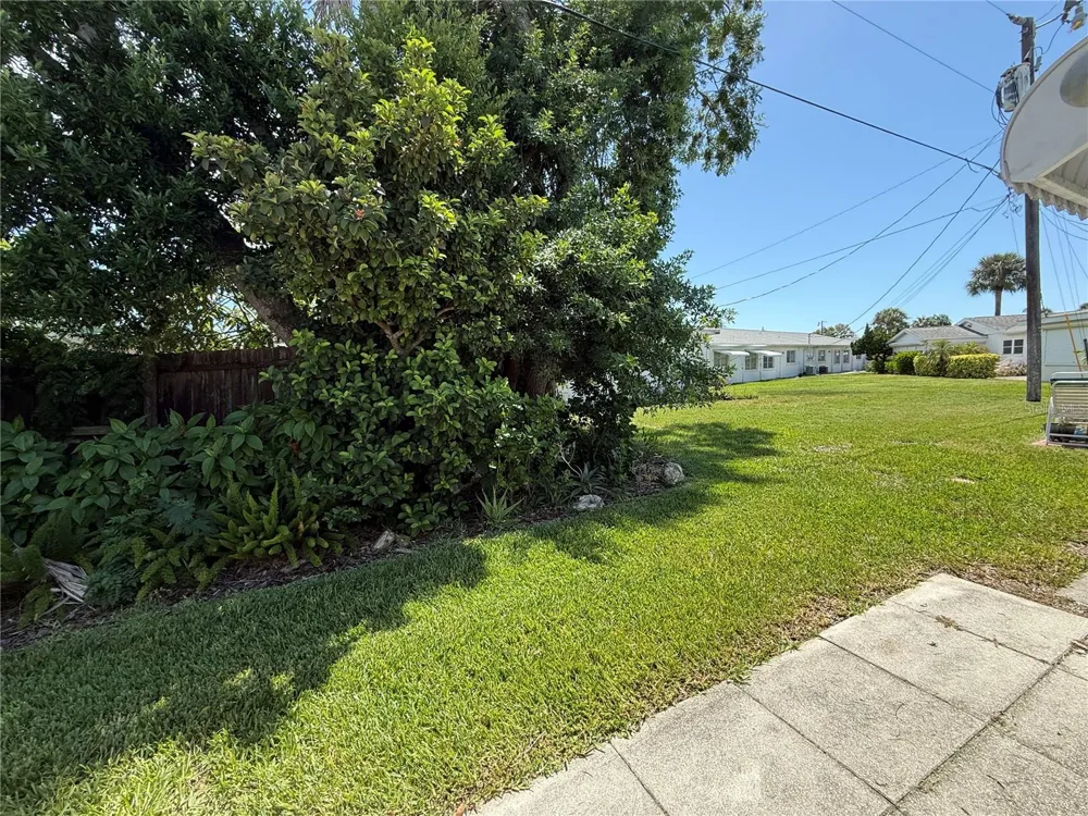 6105 CORAL WAY Bradenton, FL 34207