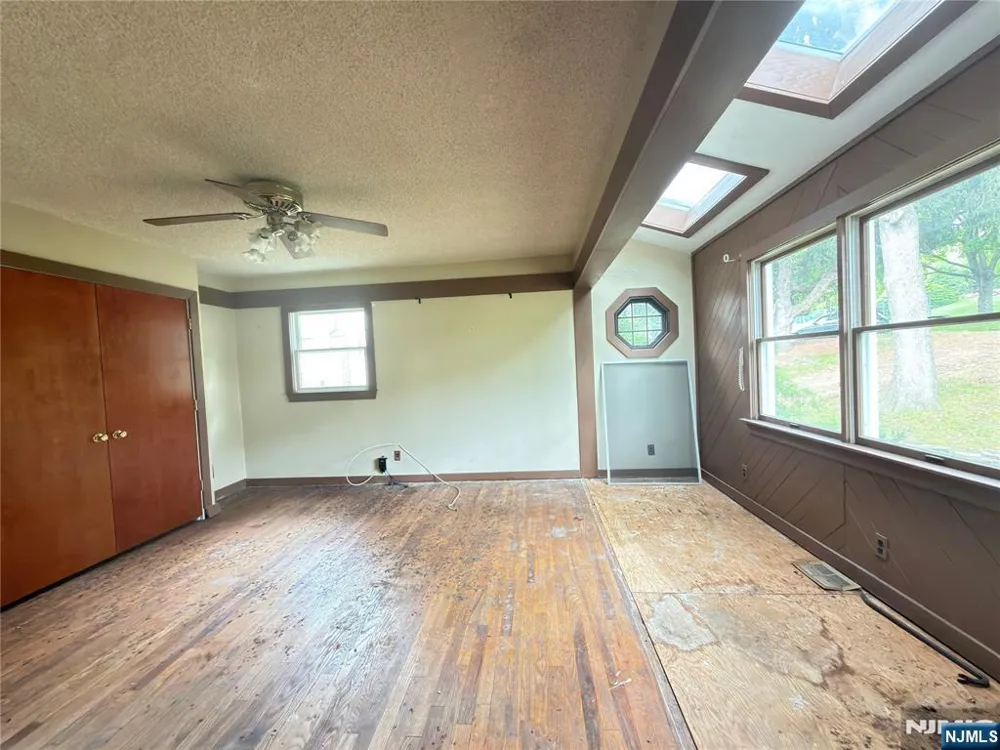 89 Circle Drive Paramus, NJ 07652