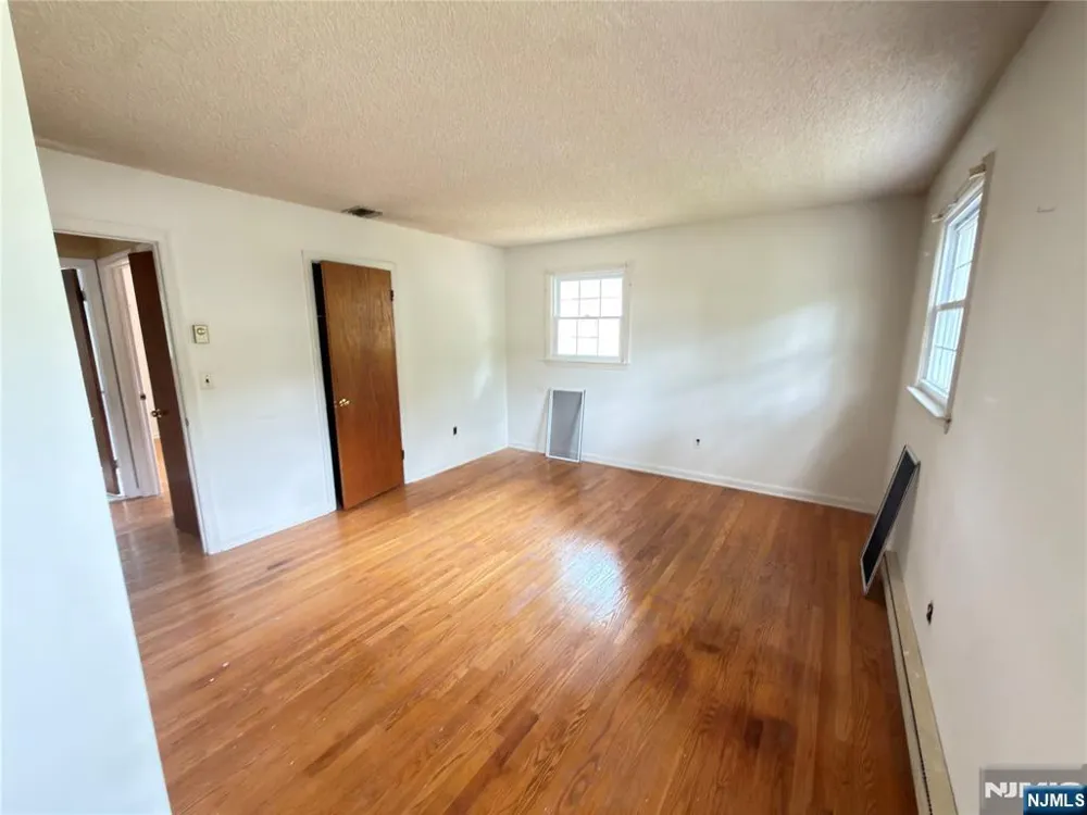 89 Circle Drive Paramus, NJ 07652