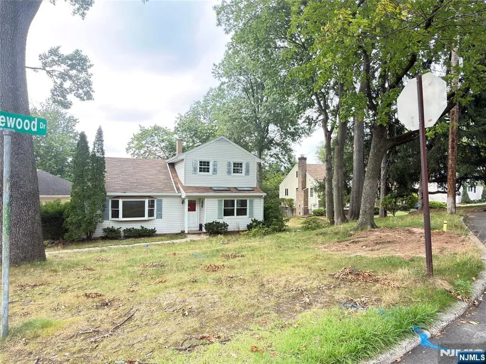 89 Circle Drive Paramus, NJ 07652