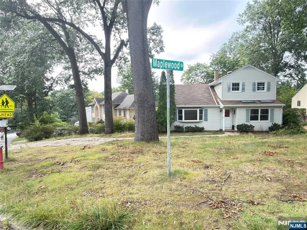 89 Circle Drive Paramus, NJ 07652