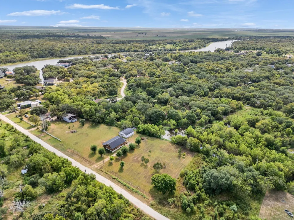 4703 Lake Drive Brazoria, TX 77422