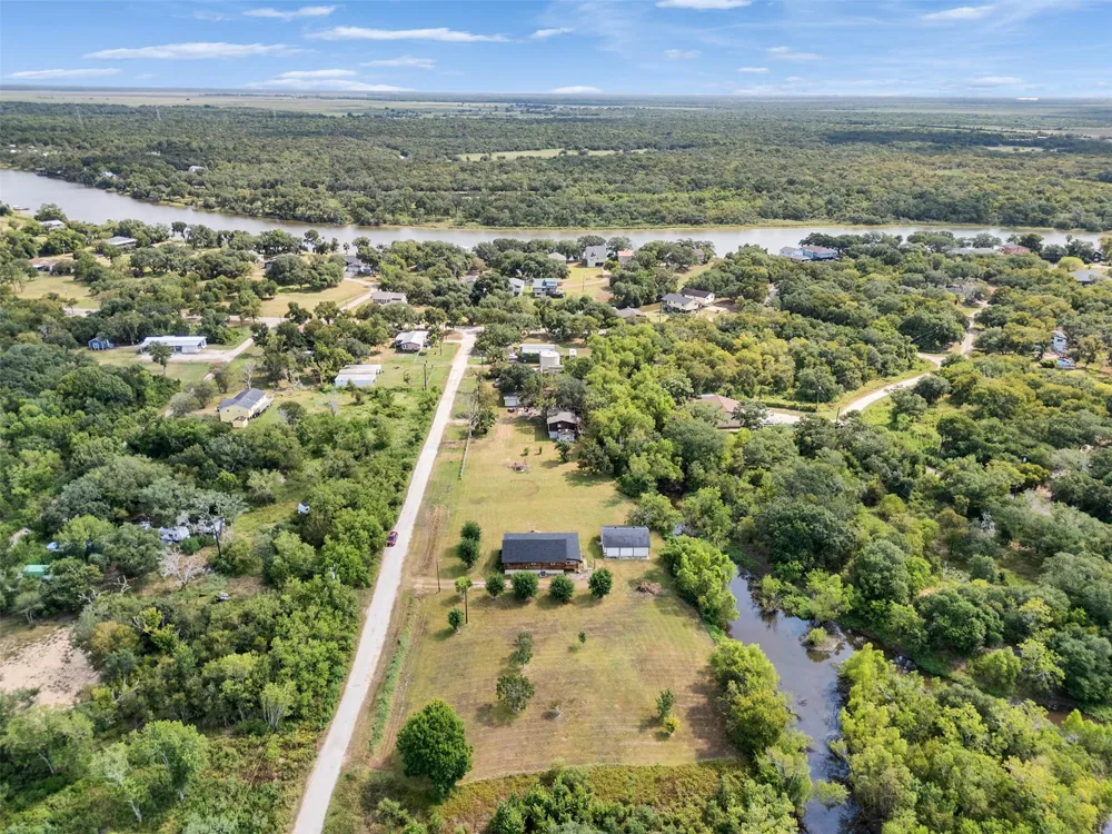 4703 Lake Drive Brazoria, TX 77422