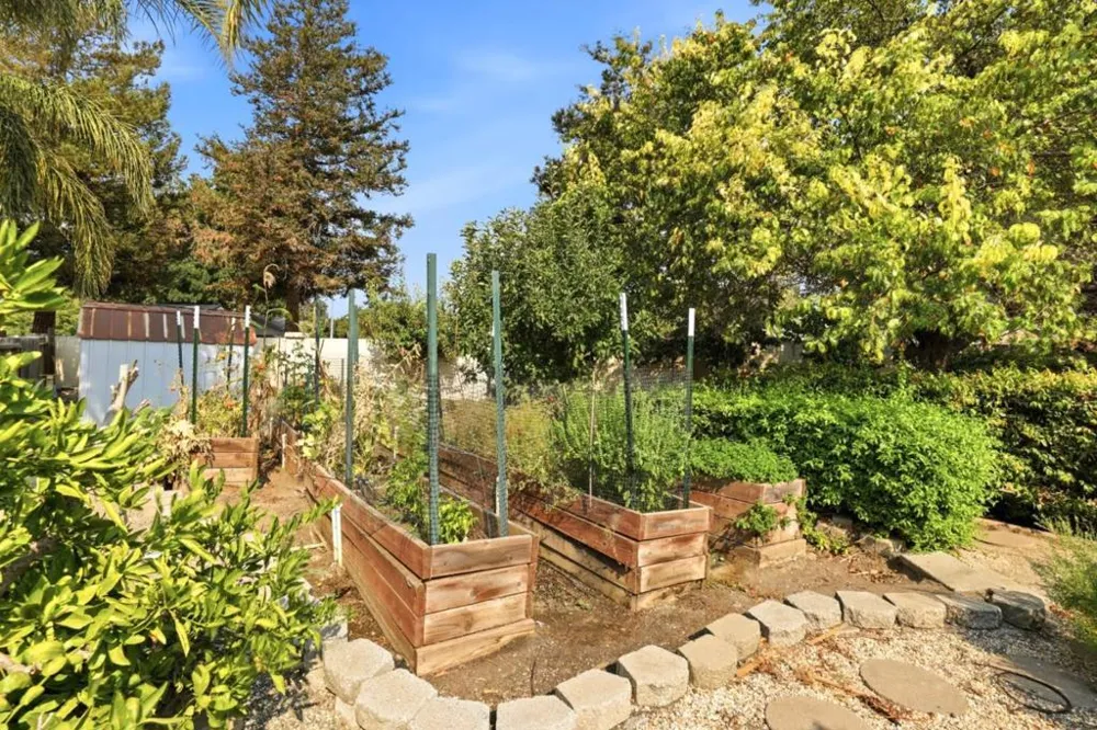1995 Serene Drive Hollister, CA 95023