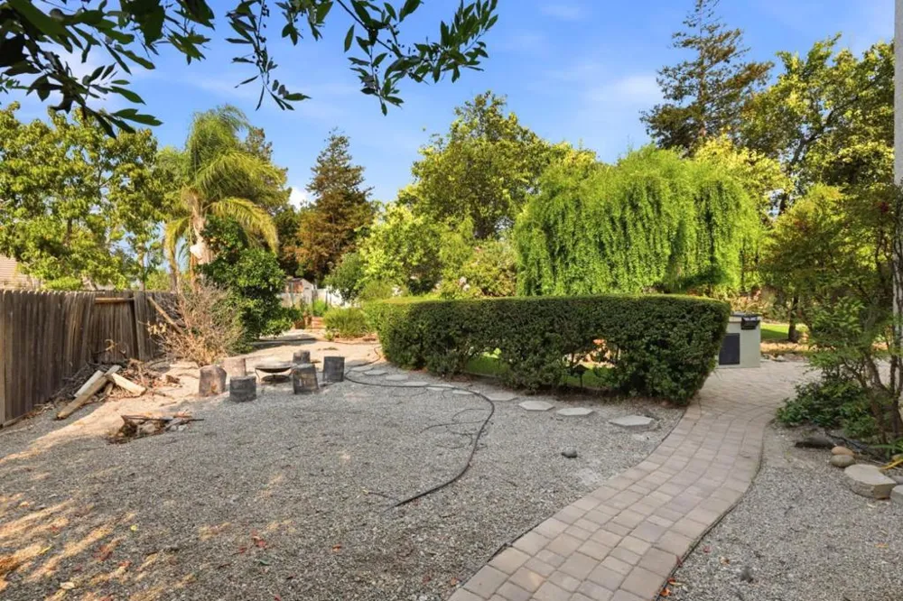 1995 Serene Drive Hollister, CA 95023