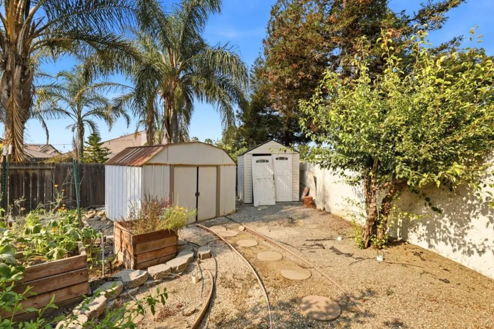 1995 Serene Drive Hollister, CA 95023
