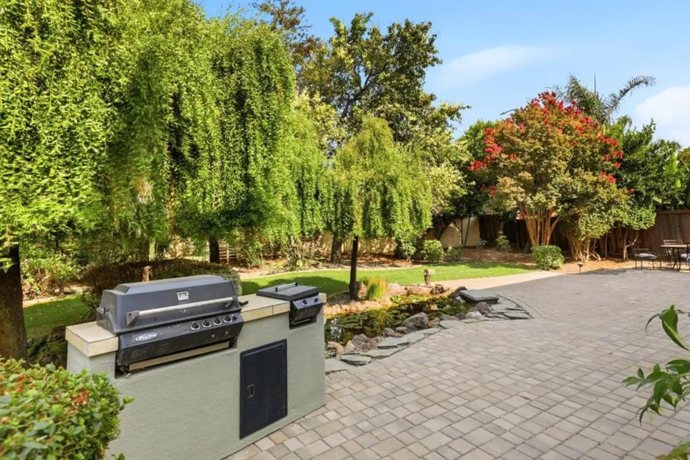 1995 Serene Drive Hollister, CA 95023