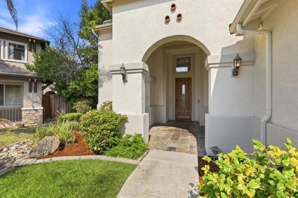 1995 Serene Drive Hollister, CA 95023