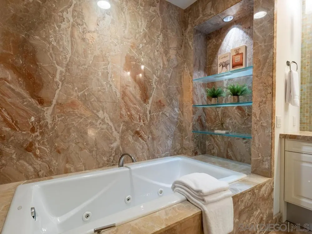 165 6th Ave #2803 San Diego, CA 92101