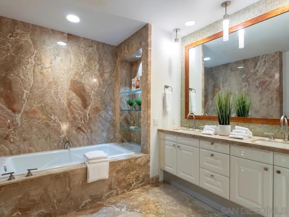 165 6th Ave #2803 San Diego, CA 92101