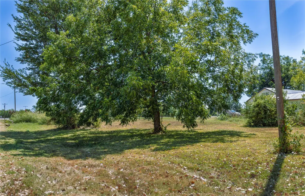 807 2nd Street Hugo, OK 74743