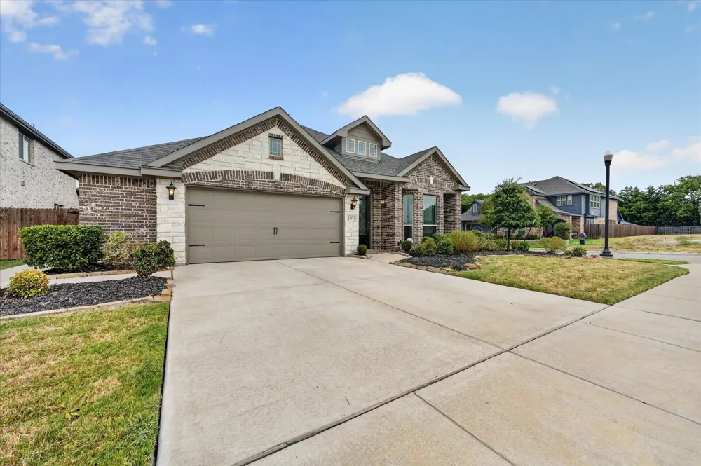 1941 Silverleaf Drive Glenn Heights, TX 75154