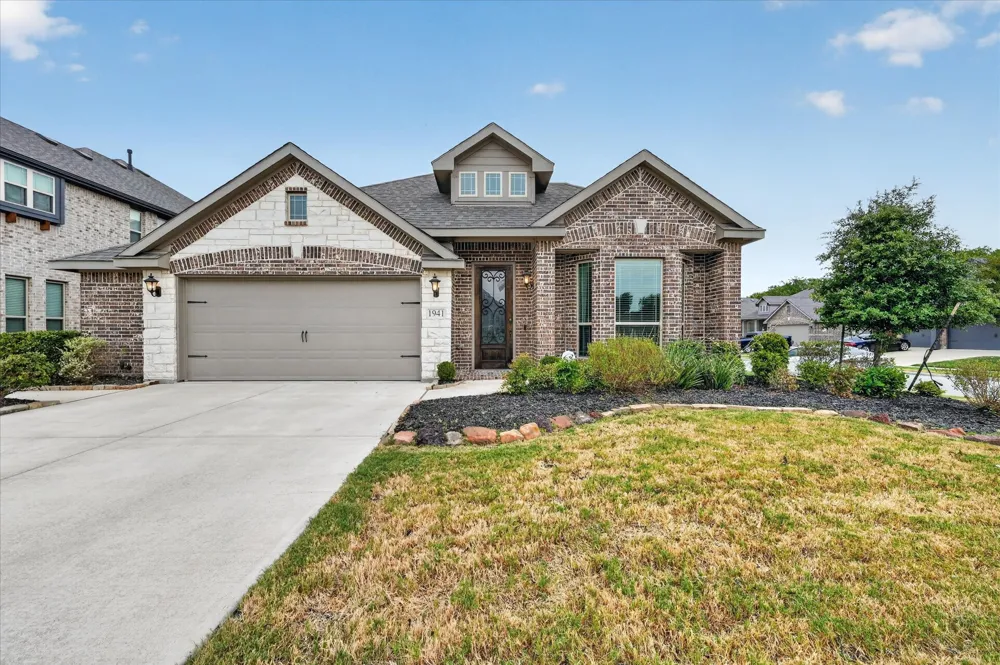 1941 Silverleaf Drive Glenn Heights, TX 75154