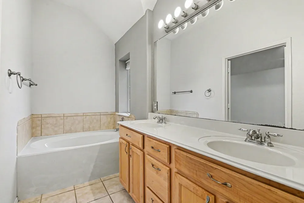 10800 Emerald Park Lane Fort Worth, TX 76052