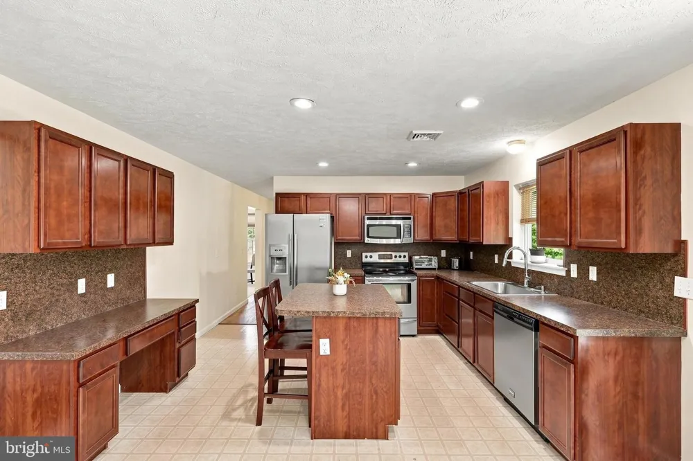 152 GRANITE ROAD Long Pond, PA 18334