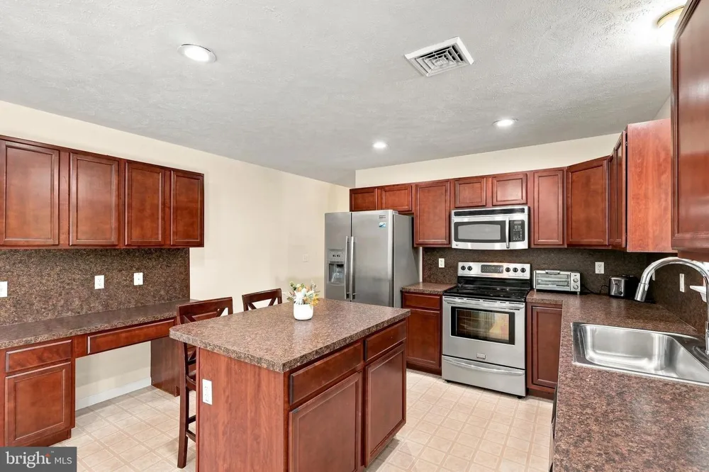 152 GRANITE ROAD Long Pond, PA 18334