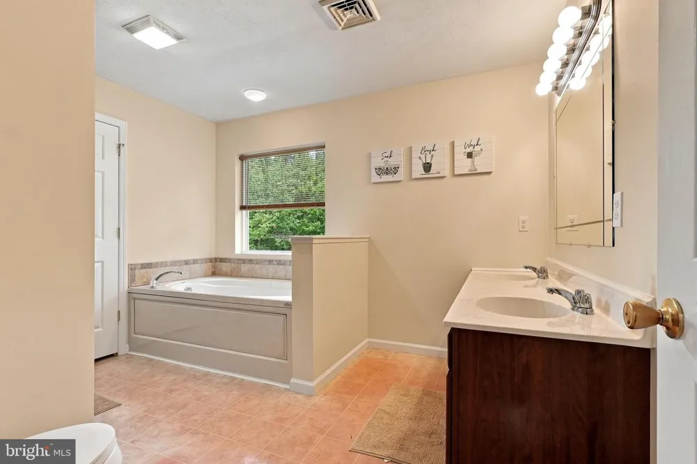 152 GRANITE ROAD Long Pond, PA 18334